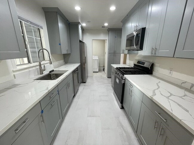21122 Avenue San Luis in Woodland Hills, CA - Building Photo - Building Photo