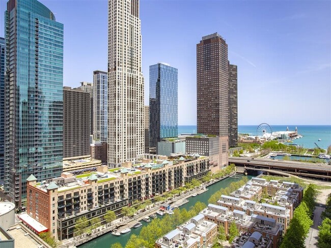 Cityfront Place in Chicago, IL - Foto de edificio - Building Photo