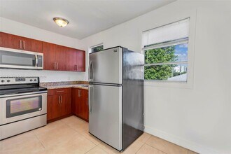 1060 SW 2nd St-Unit -3 in Miami, FL - Building Photo - Building Photo