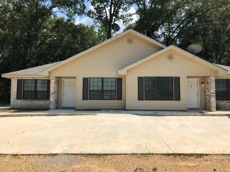 540 S 1st St in Ponchatoula, LA - Building Photo