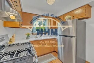 8608 W Villard Ave in Milwaukee, WI - Building Photo