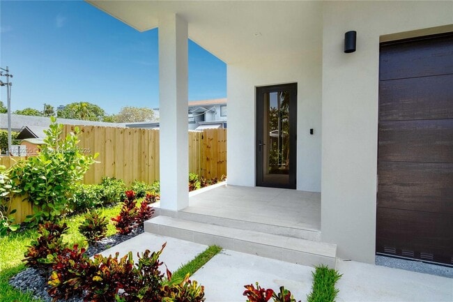 2710 SW 34th Ave in Miami, FL - Building Photo - Building Photo