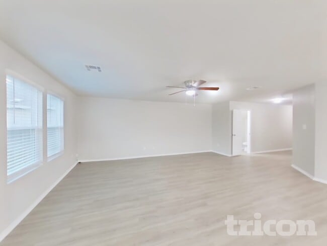 8902 Lamus Wheel in San Antonio, TX - Foto de edificio - Building Photo