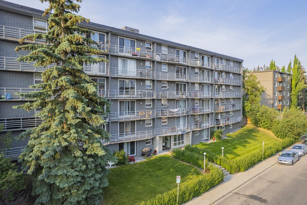 Churchill Towers in Calgary, AB - Building Photo