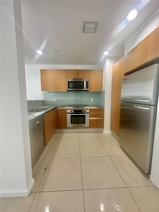 1050 Brickell Ave in Miami, FL - Building Photo