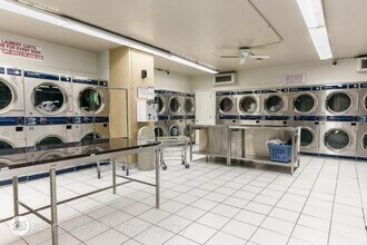 655 Irving Park Rd in Chicago, IL - Foto de edificio - Building Photo