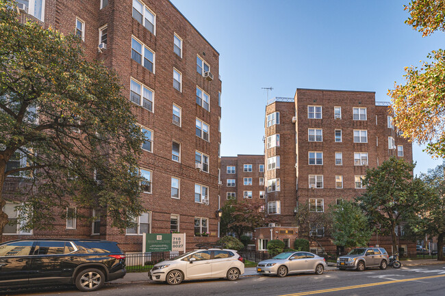 Washington Plaza Apartments in Flushing, NY - Building Photo - Building Photo