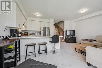 13 Edminston Dr in Fergus, ON - Building Photo - Building Photo