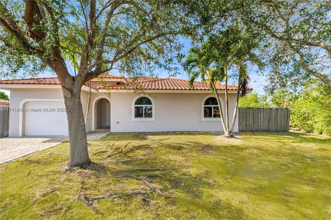 1690 SW 67th Ct in Miami, FL - Foto de edificio
