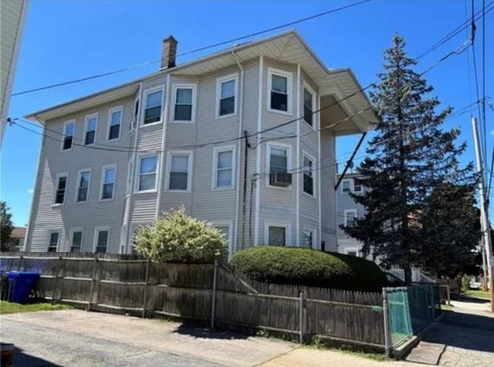 95 Oakland Ave, Unit Apt. 1 in Pawtucket, RI - Building Photo