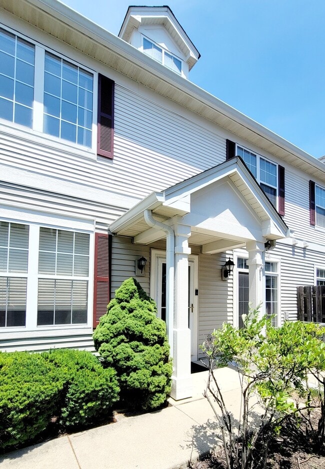 2592 Hillsboro Blvd in Aurora, IL - Building Photo - Building Photo