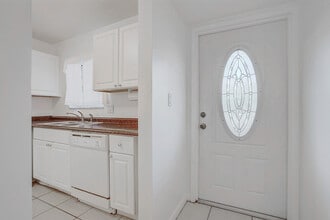 200 Waterway Dr S in Lantana, FL - Building Photo - Building Photo