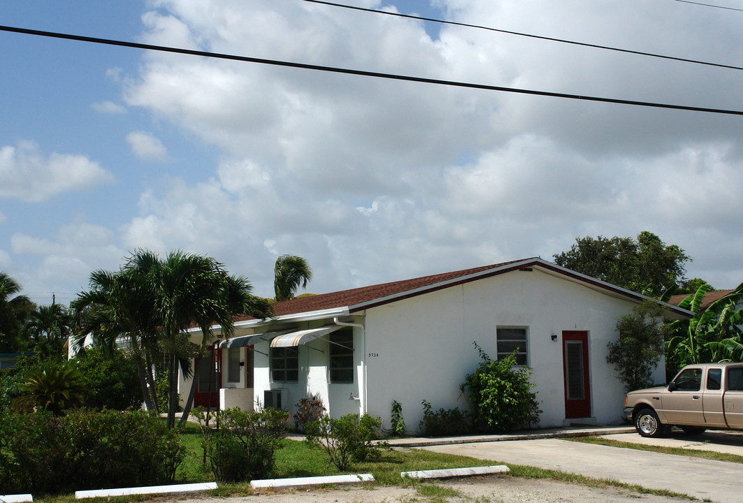 5734 Polk St in Hollywood, FL - Foto de edificio