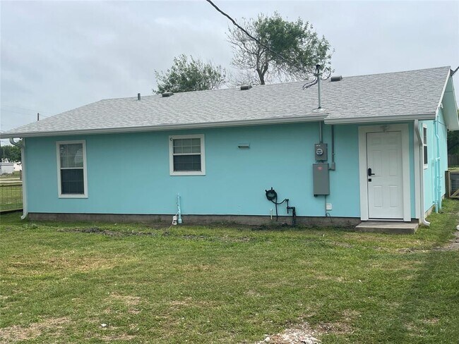 1206 W Baltimore Ave in Seadrift, TX - Building Photo - Building Photo