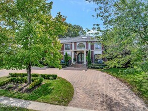 13 Valley Forge Rd in Eatontown, NJ - Foto de edificio - Building Photo