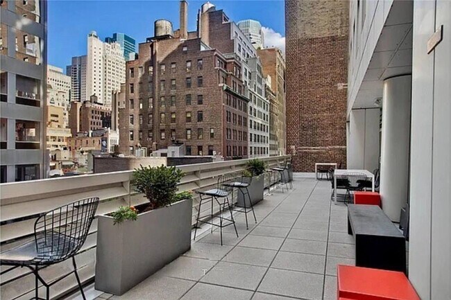 70 W 45th St in New York, NY - Building Photo - Building Photo