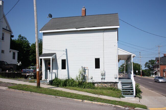 109 E Montezuma Ave in Houghton, MI - Building Photo - Building Photo
