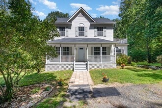 569 Lake Dr in Tappahannock, VA - Building Photo - Building Photo