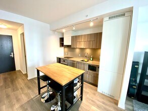 125-2125 Peter St in Toronto, ON - Building Photo - Building Photo