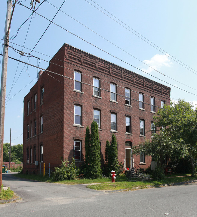 59 L St in Turners Falls, MA - Foto de edificio