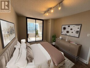 100 Quebec Ave in Toronto, ON - Building Photo - Building Photo