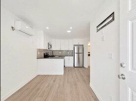 18230 Hartland St in Reseda, CA - Building Photo