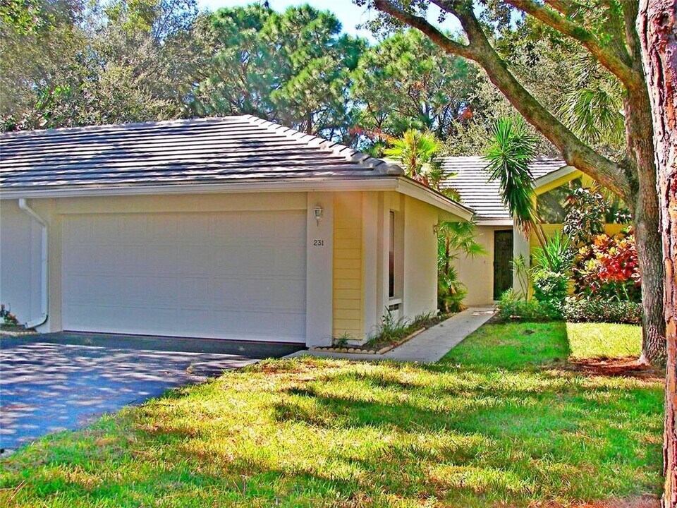 231 Southampton Ln in Venice, FL - Building Photo