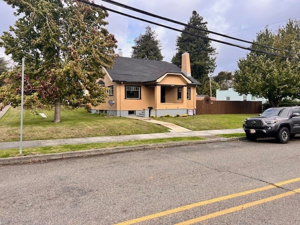 590 Johnson Ave in Coos Bay, OR - Building Photo