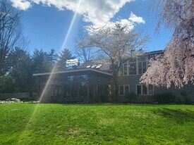 423 Concord Rd in Weston, MA - Building Photo