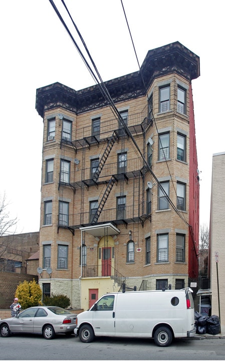 142 Woodworth Ave in Yonkers, NY - Foto de edificio