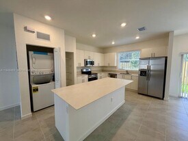 254 10th Ct in Florida City, FL - Building Photo