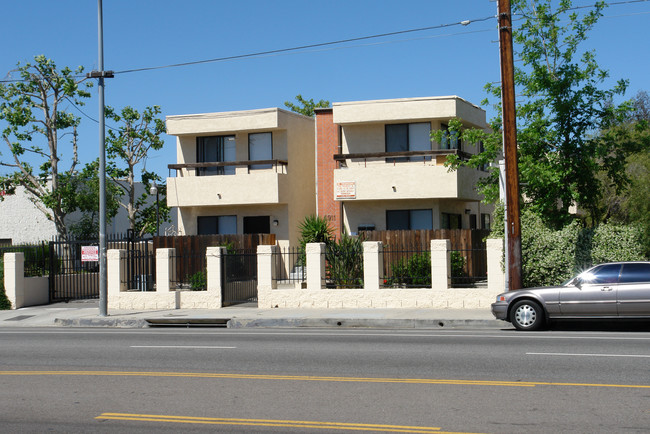 6911 Woodley Ave in Van Nuys, CA - Foto de edificio - Building Photo