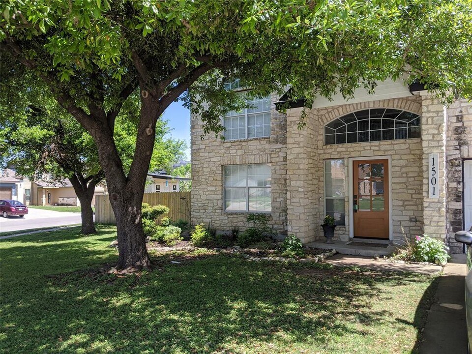 1501 Southeastern Trail in Round Rock, TX - Foto de edificio