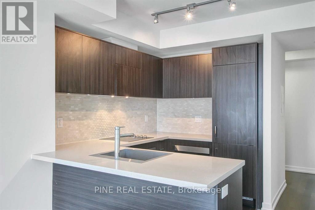 21-3421 Widmer St in Toronto, ON - Building Photo