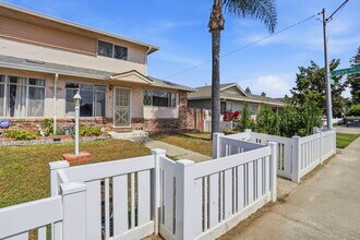 2105 Royal Dr, Unit #1 Front in Santa Clara, CA - Foto de edificio - Building Photo