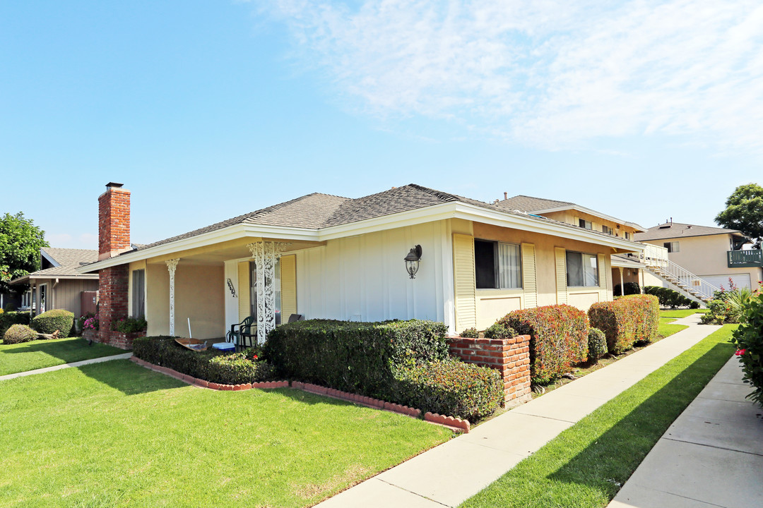 16682 Bartlett Ln in Huntington Beach, CA - Building Photo