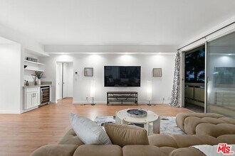 321 S San Vicente Blvd in Los Angeles, CA - Building Photo - Building Photo