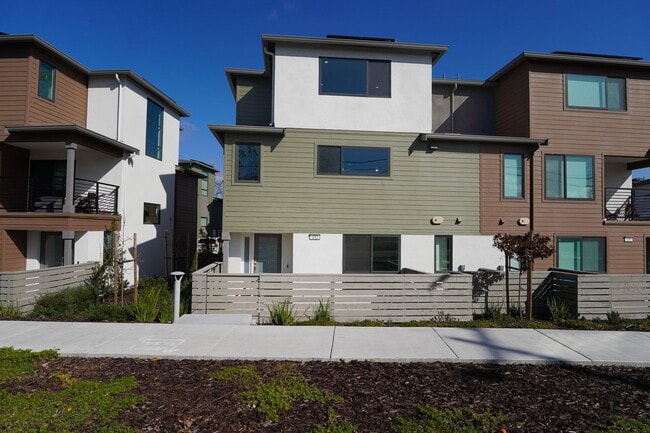 132 Pioneer Ave in Walnut Creek, CA - Building Photo - Building Photo