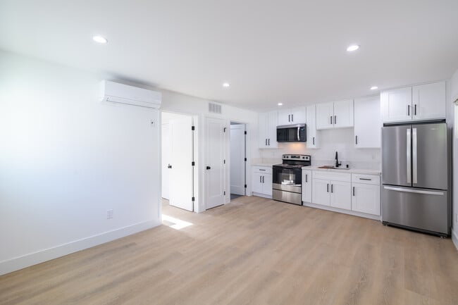 24332 Chestnut St Newhall, CA 91321 in Santa Clarita, CA - Foto de edificio - Building Photo