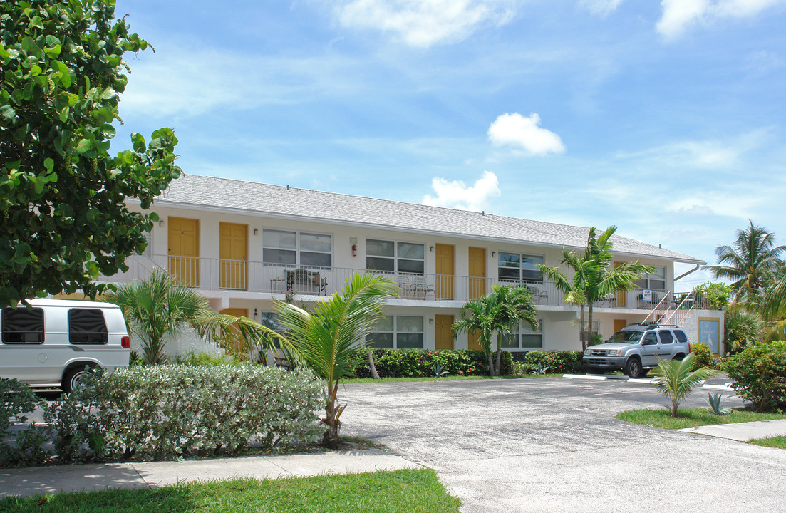 The White Egret in Deerfield Beach, FL - Building Photo