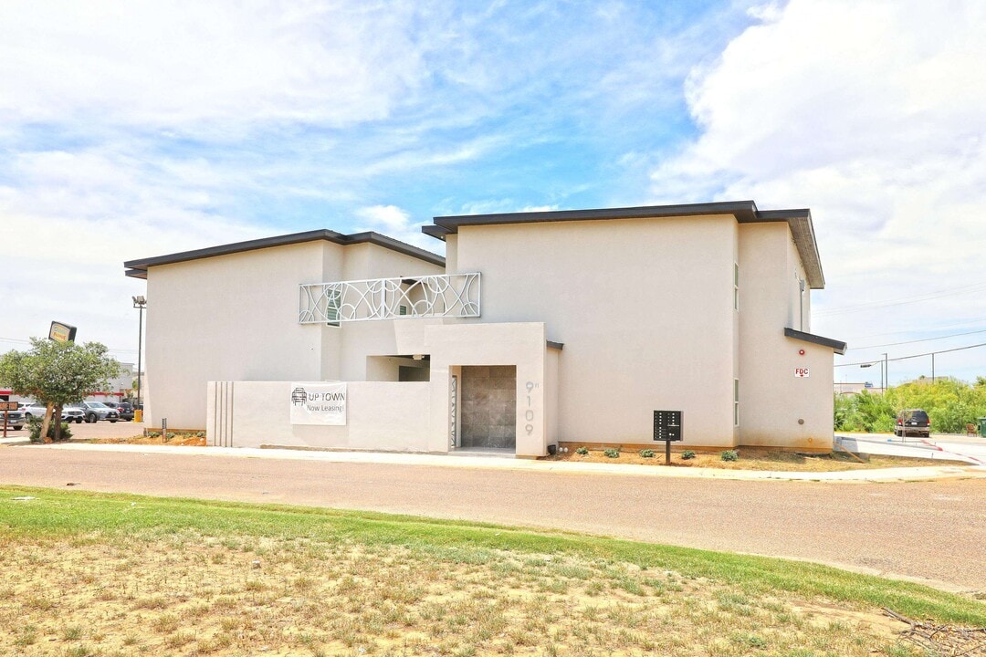 9109 McPherson Rd in Laredo, TX - Building Photo