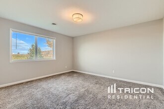 24796 Superior Dr in Rogers, MN - Foto de edificio - Building Photo