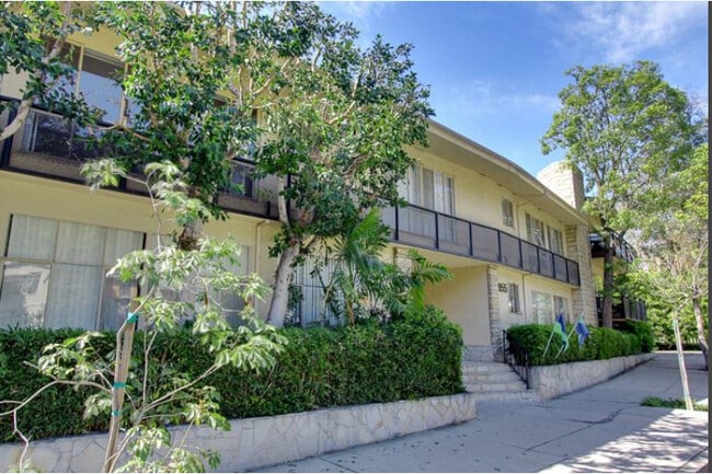 855 Moraga Dr in Los Angeles, CA - Foto de edificio - Building Photo