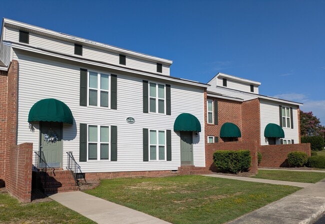 Lexington Place Apartments in West Columbia, SC - Foto de edificio - Building Photo
