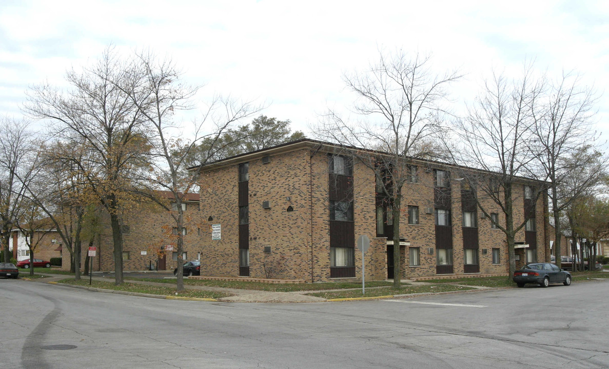 111-117 E 144th St in Riverdale, IL - Foto de edificio