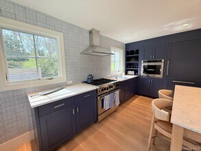 323 Division St in Sag Harbor, NY - Building Photo - Building Photo