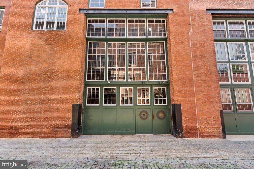 130 N Bread St in Philadelphia, PA - Building Photo