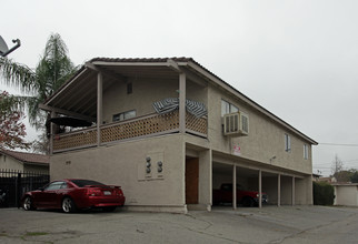 320 W Alpine St in Upland, CA - Foto de edificio - Building Photo