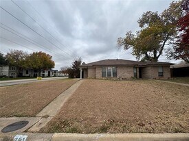 701 Boyd Dr in Grapevine, TX - Building Photo