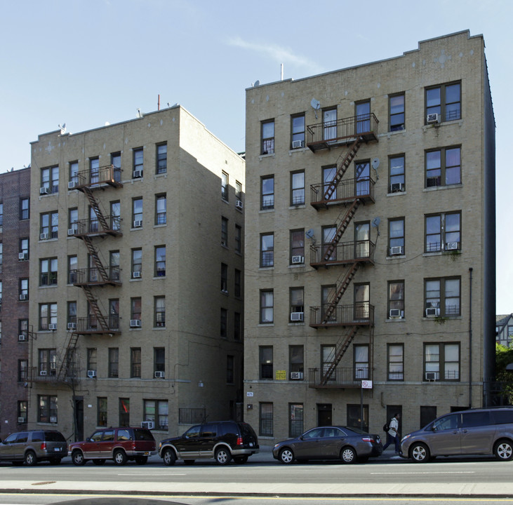 675 E 233rd St in Bronx, NY - Building Photo